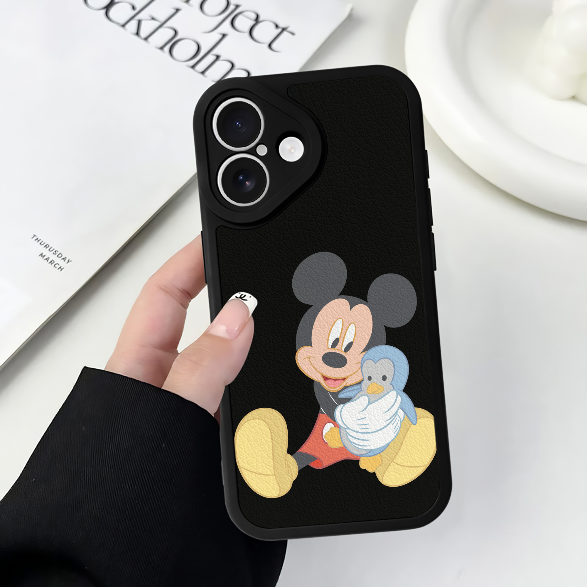 （画像用） ミッキーマウス Mickey Mouse 【iPhone 16シリーズ対応】シリコンスマホケース（レザー調） 材質：シリコン